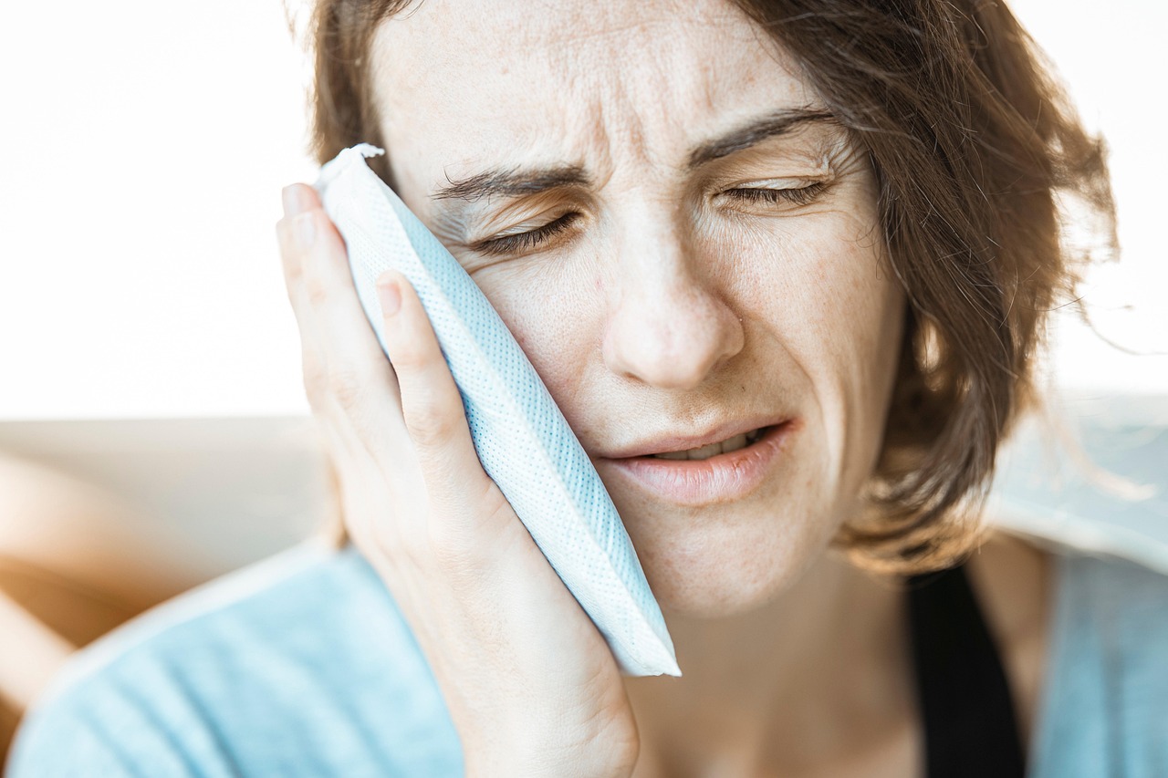 Girl, ice pack, toothache — How Is Myopia Surgery Done?