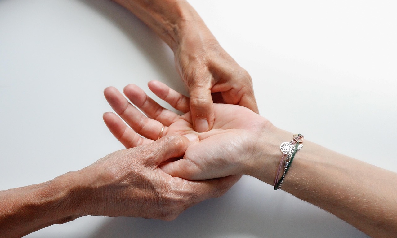 Hand massage, massage, treatment — What are the benefits of buying edible herb products online in Canada?